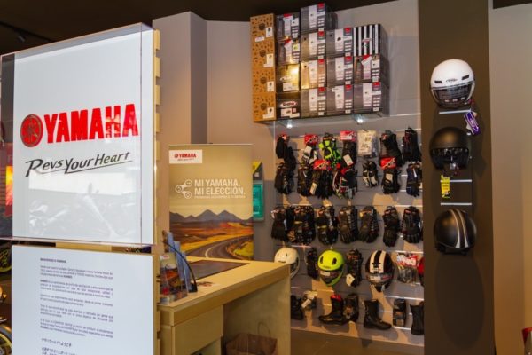 cascos guantes botas para moto en Expomoto concesionario Yamaha en Gijón