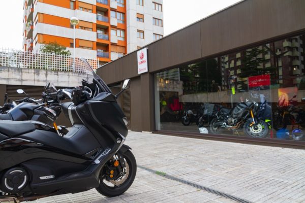 scooter aparcada en el exterior talleres Yamaha Gijón